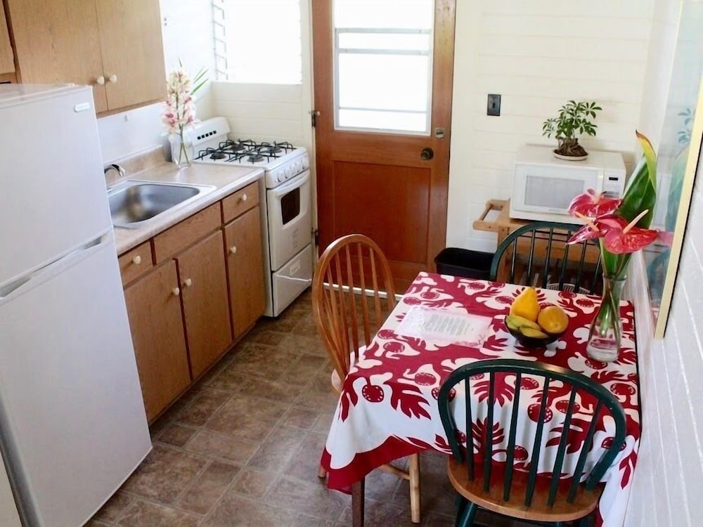 Basic Studio, 1 Queen Bed, Kitchen photo 2