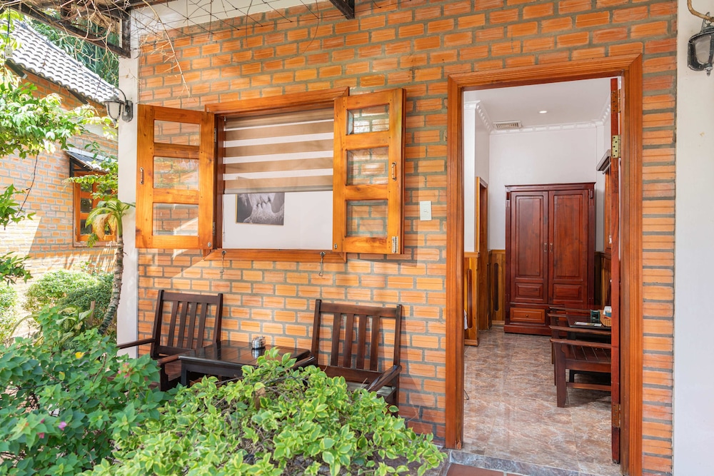 Basic Bungalow, Garden View