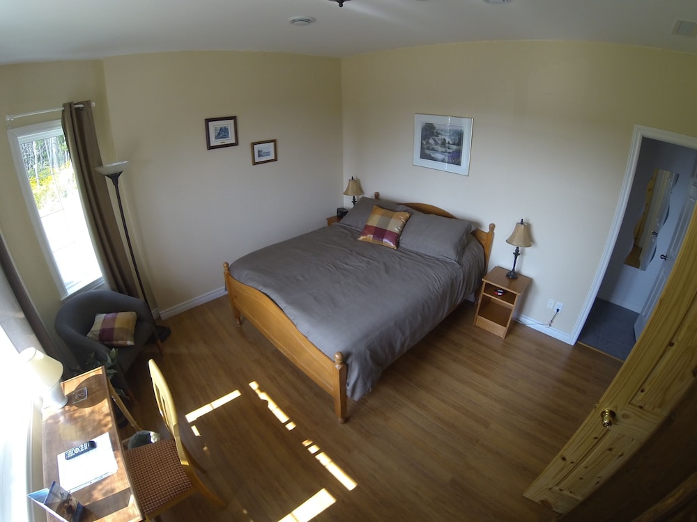 Standard Room, 1 Queen Bed, Ensuite, Partial Sea View photo 3