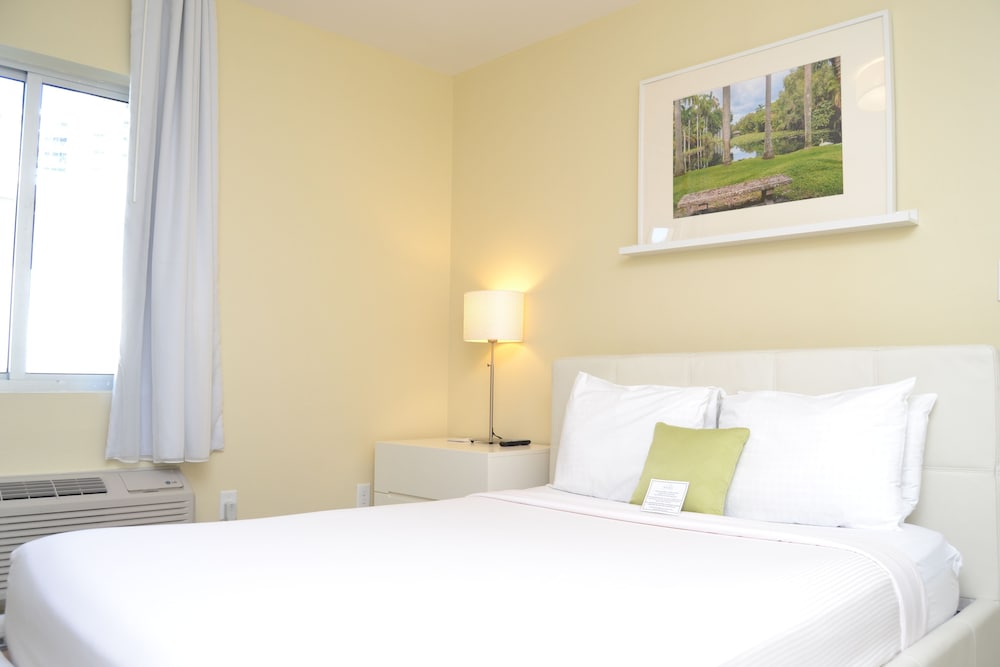 Suite, 2 Bedrooms (1 King and 2 Queen Beds) - Photo 4