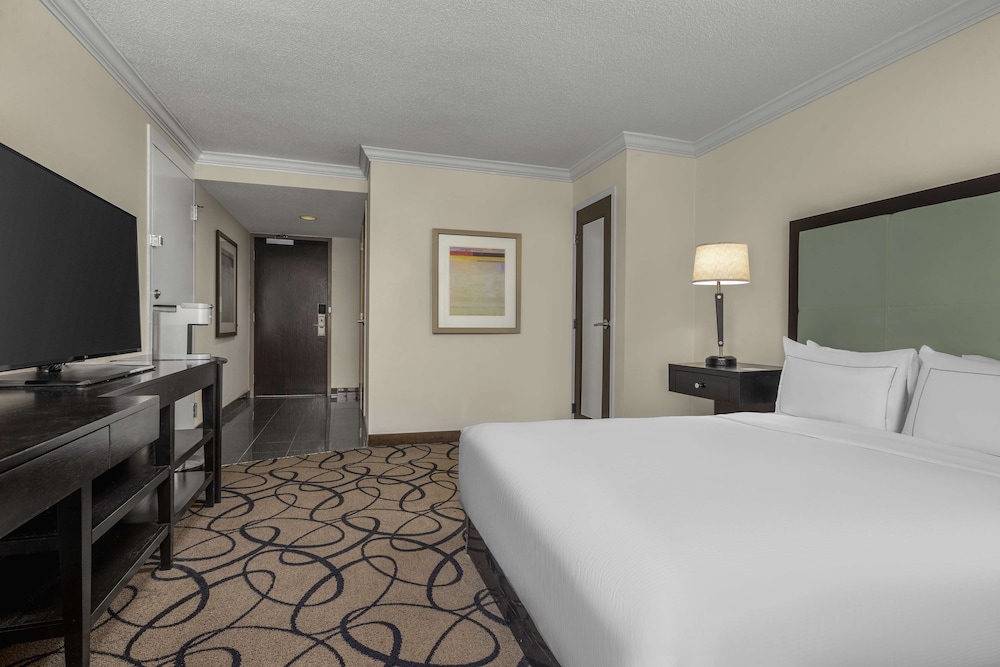 Standard Room, 1 Queen Bed, Accessible (Mobility & Hearing, Roll-in Shower) - Photo 4