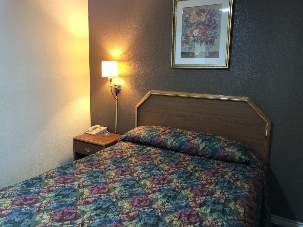 Basic Room, 1 Queen Bed, Non Smoking - Photo 1