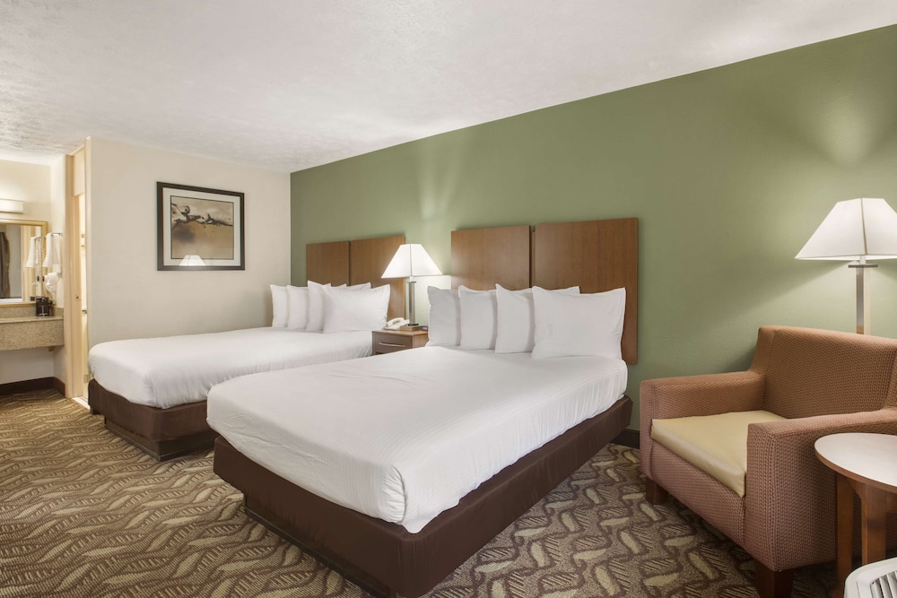 Standard Room, 2 Queen Beds, Non Smoking, Refrigerator & Microwave (2nd Floor) photo 3