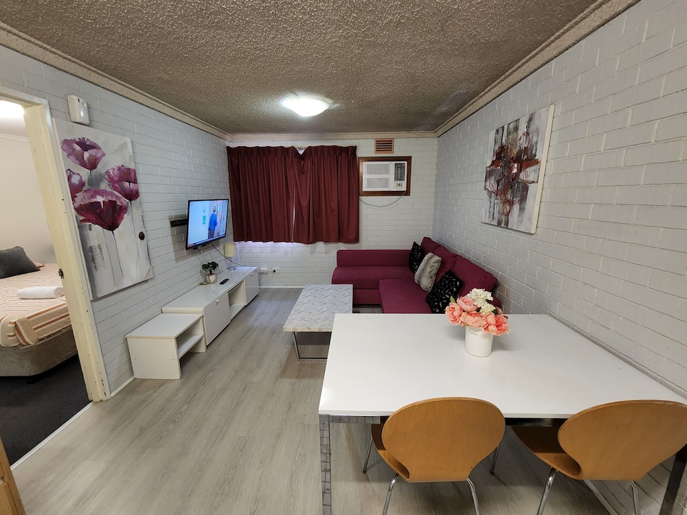 One Bedroom Apartment Queen Bed - Photo 2