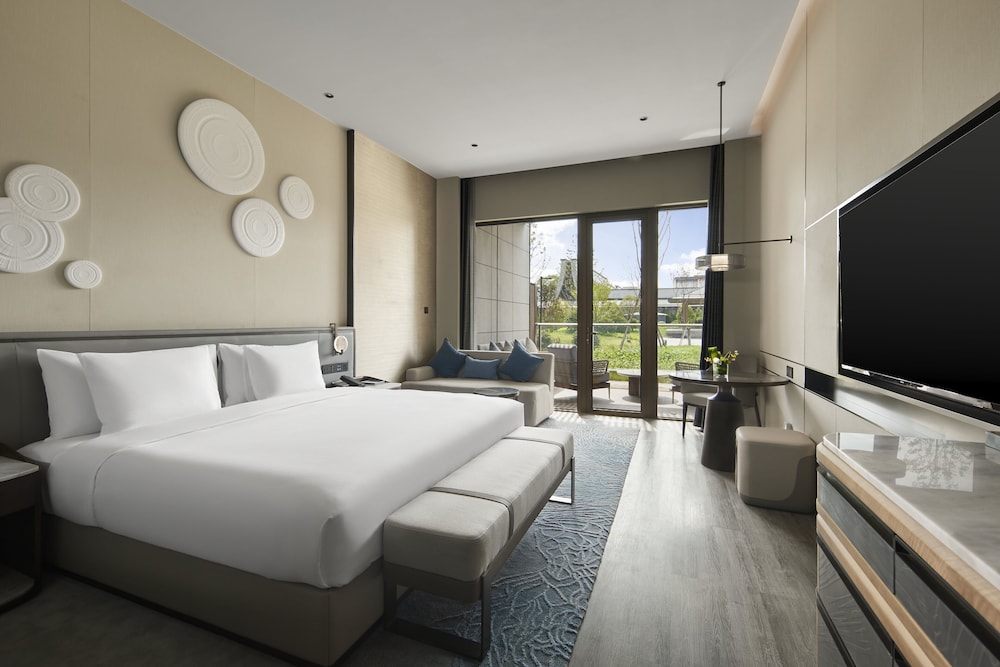 Standard Room, 1 King Bed, Garden View photo 3