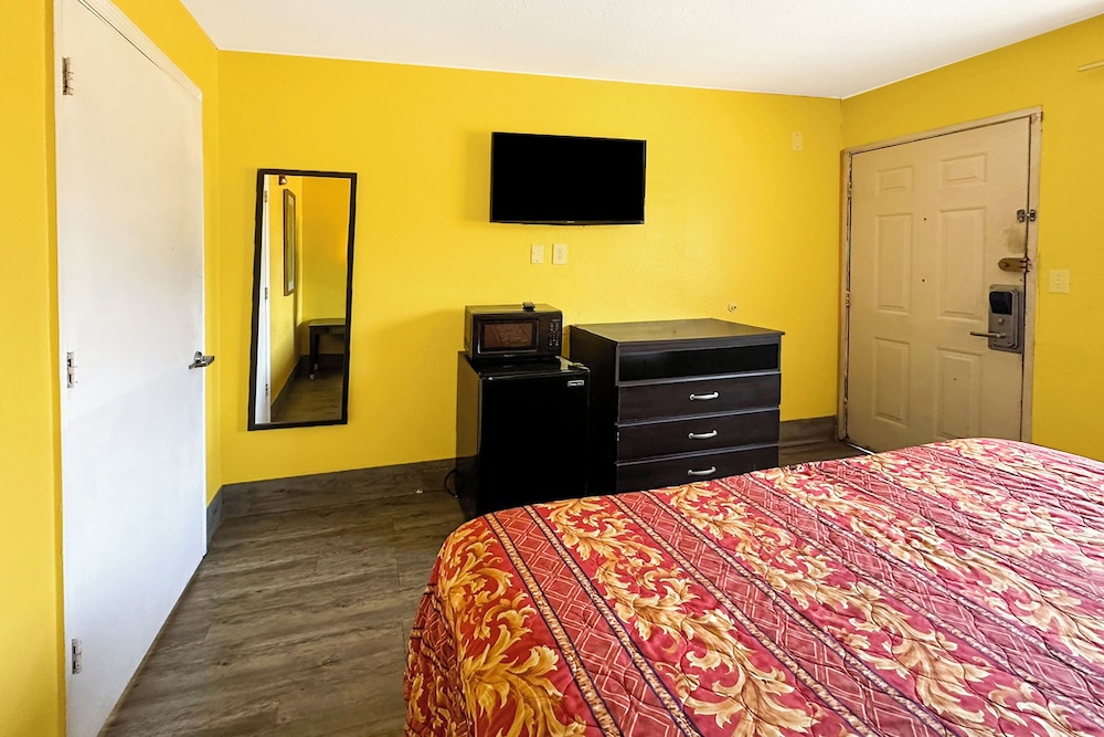 Room, 1 King Bed, Smoking - Photo 3