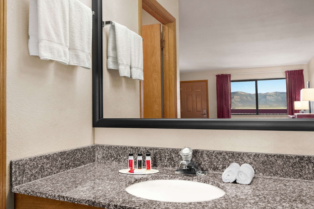 Suite, 1 King Bed w/ Jetted Tub - Photo 4