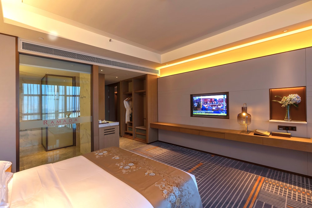 Deluxe Room, 1 King Bed photo 3