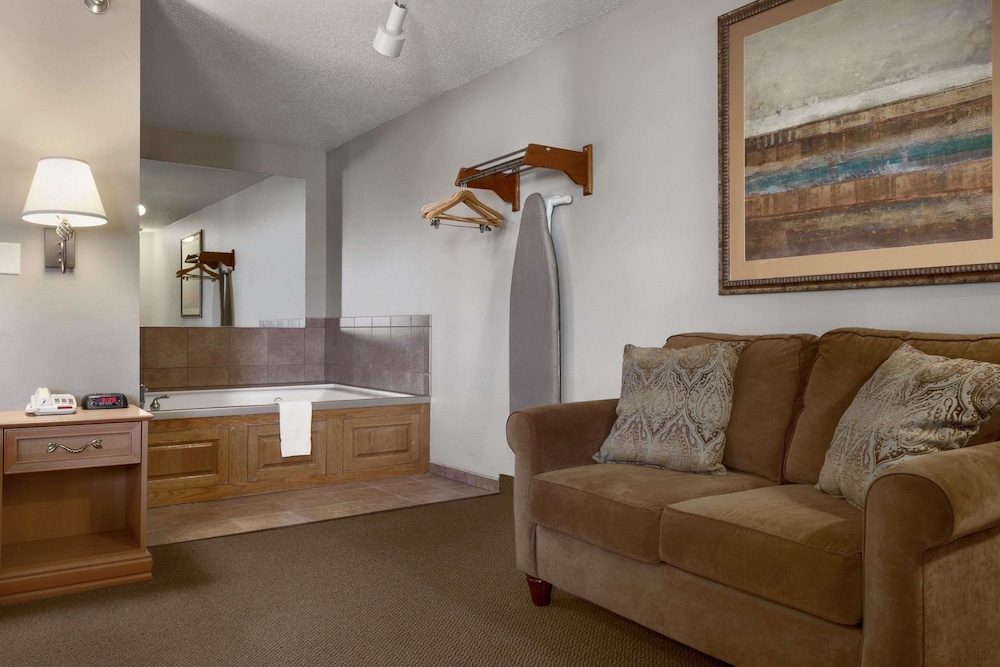Studio Suite, 1 King Bed, Non Smoking, Jetted Tub - Photo 3