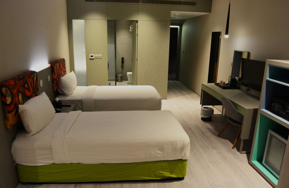 Standard Room, 2 Twin Beds (City Side) photo 1