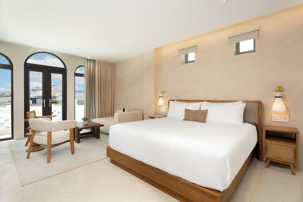 Suite, 1 King Bed, Balcony (Plaza)