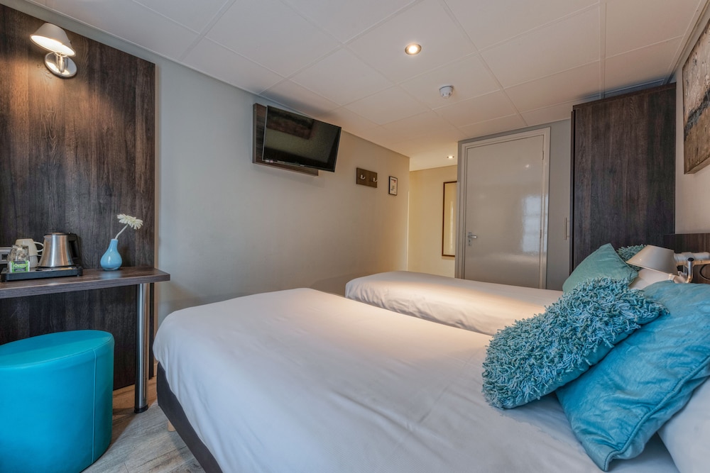 Standard Room, 2 Twin Beds photo 2