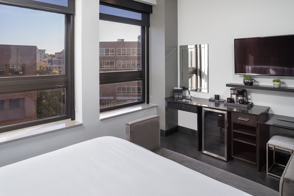 Standard Room, 1 King Bed, City View (Silver King Accessible with Roll In S) photo 3