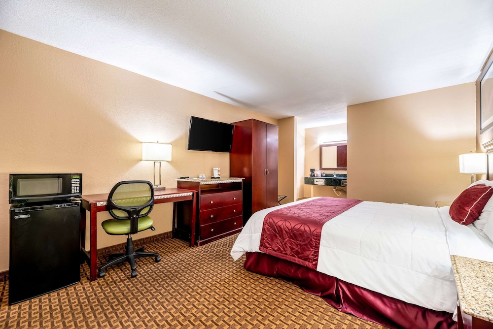 Standard Room, 1 King Bed, Non Smoking photo 3