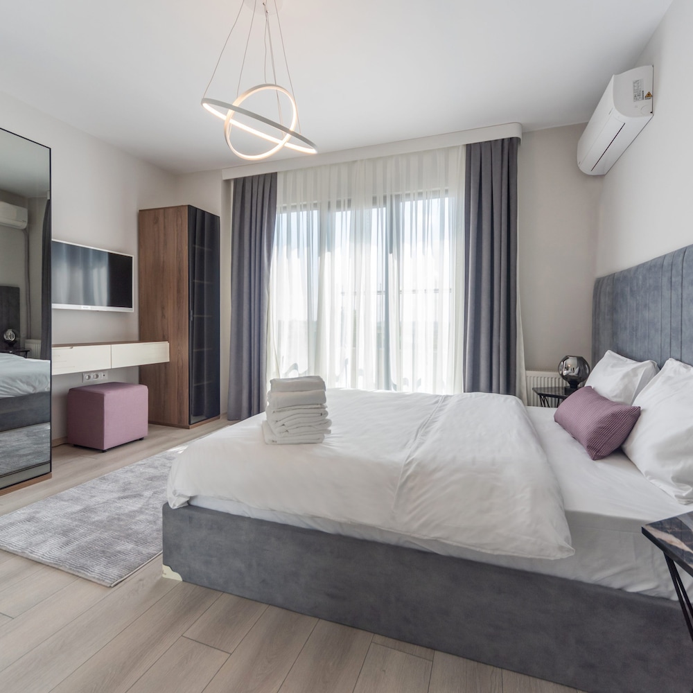 Executive Suite - Photo 2