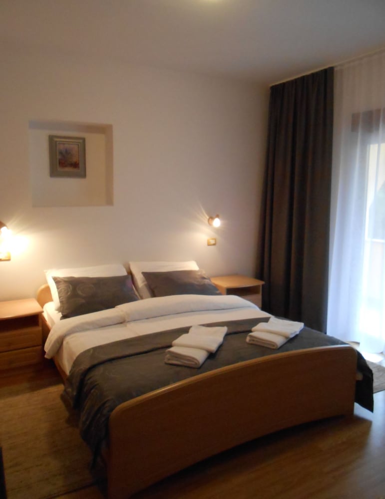Economy Double Room, 1 King Bed photo 2