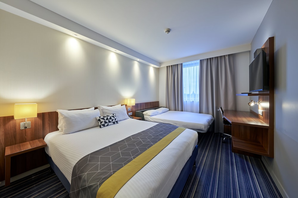 Standard Room, 1 Queen Bed with Sofa bed (Free Breakfast) thumbnail 6