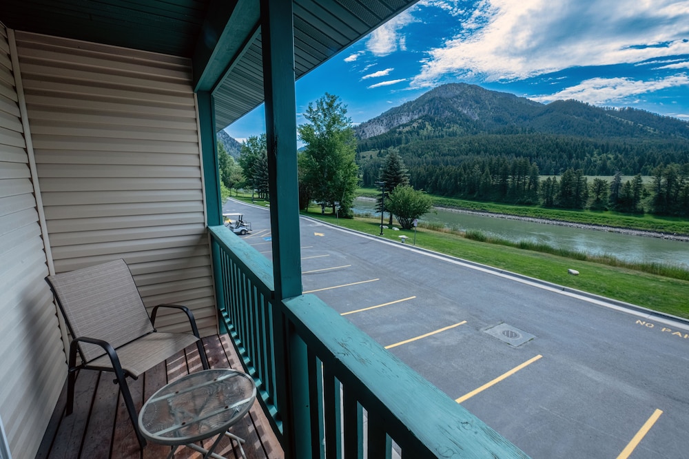 Classic Room, 2 Queen Beds, River View photo 1