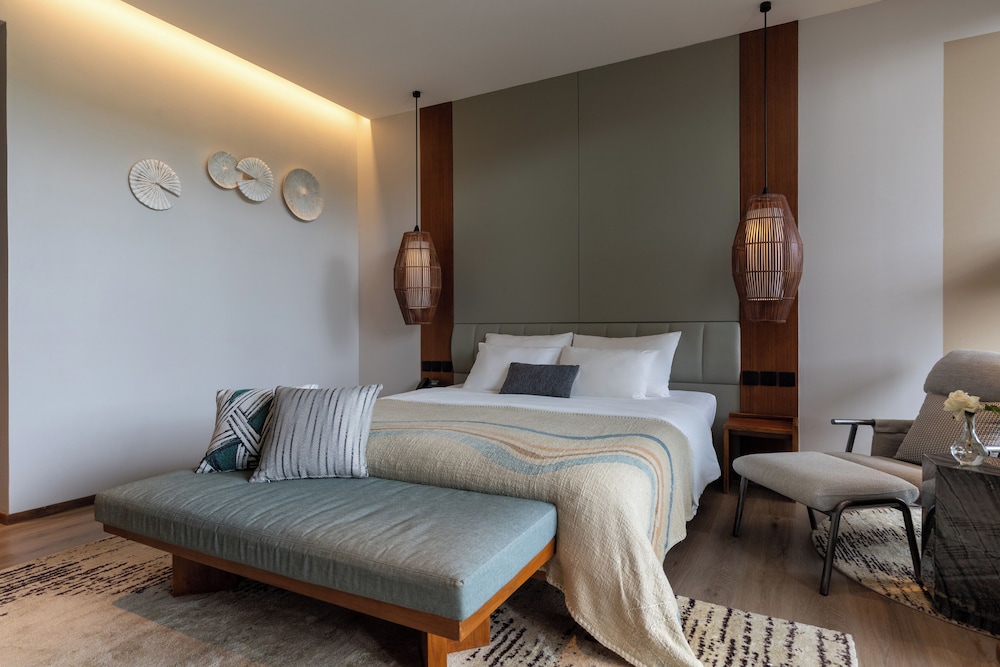 Luxe Pool King Bed - Photo 3
