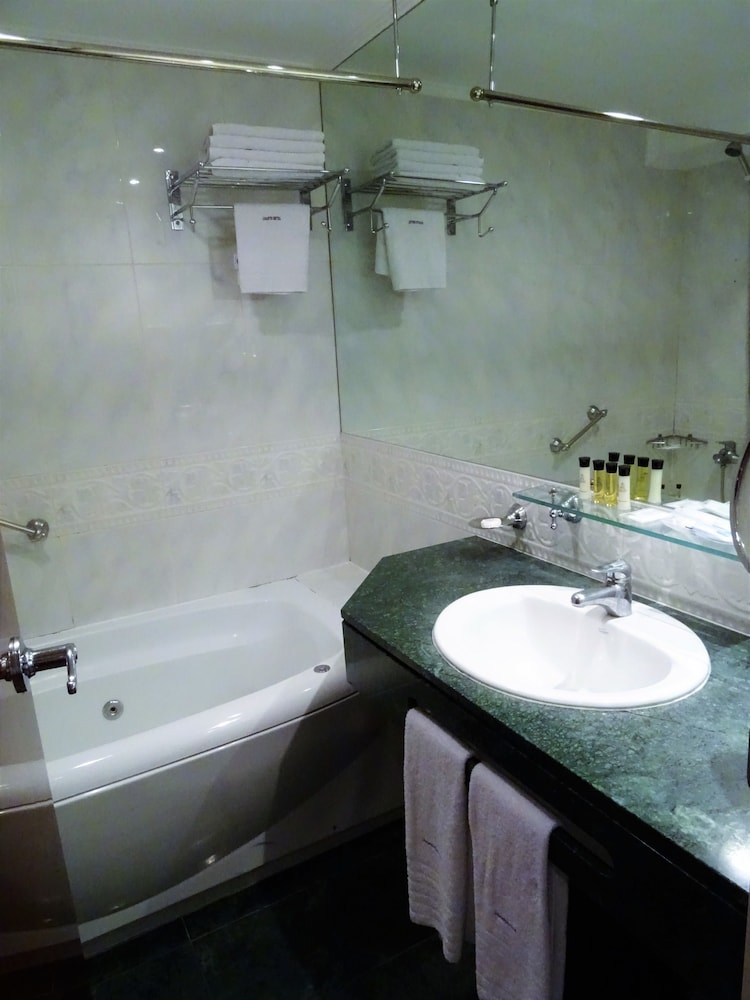 Superior Room, 1 King Bed photo 3