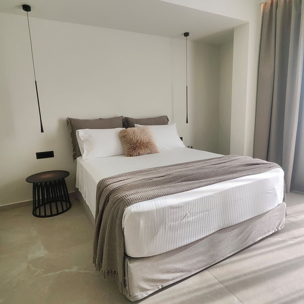 Queen suite with pool view 105