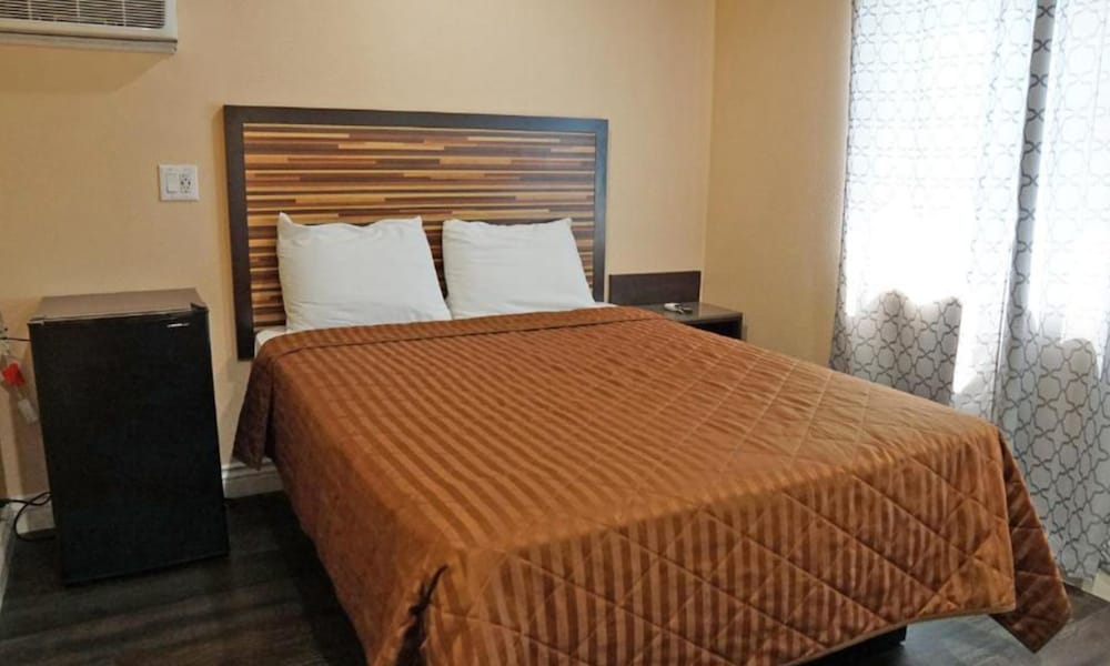 Economy Room, 1 Queen Bed, Accessible, Shared Bathroom