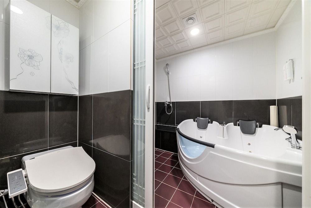 Executive Suite, 2 Bedrooms, Partial Ocean View - Photo 2