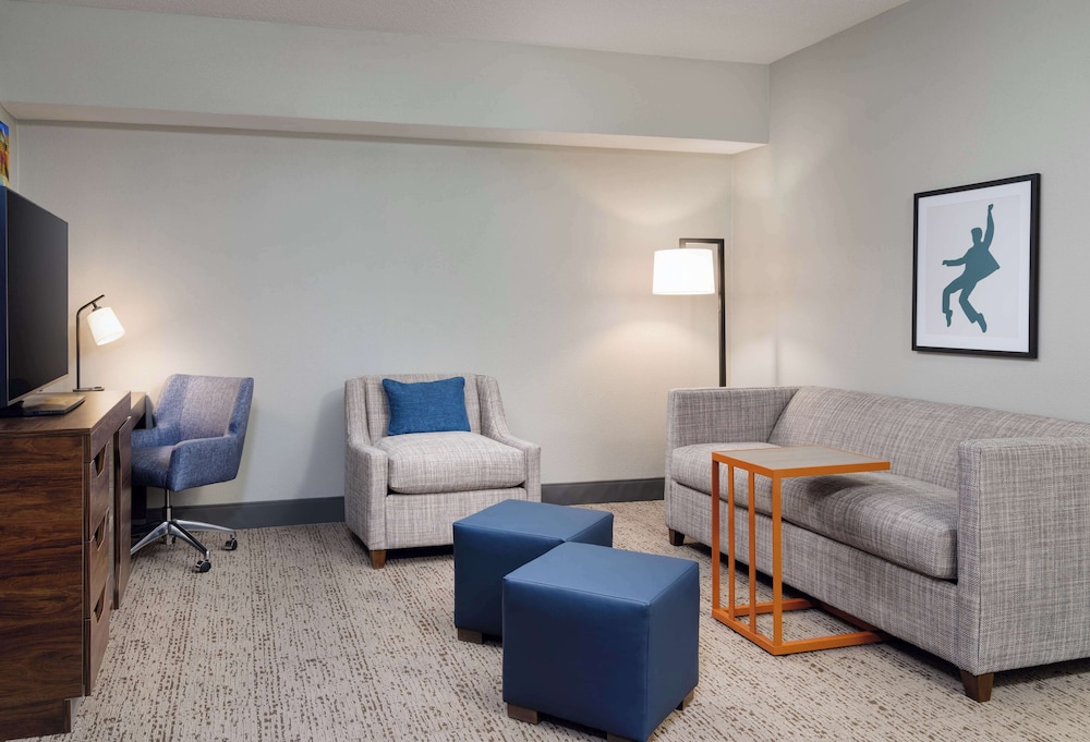 Room, 1 King Bed, Refrigerator & Microwave (Wet bar) - Photo 3