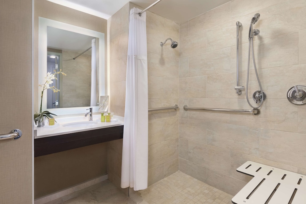 Junior Suite, 1 King Bed, Accessible - Photo 5