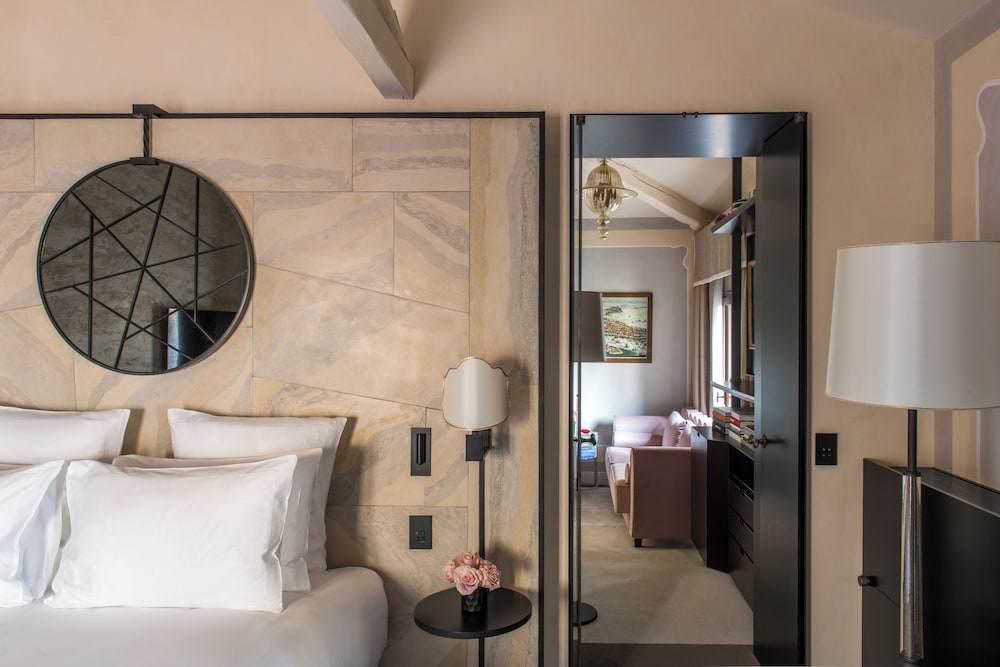 Junior Suite, 1 King Bed, Pool Access, City View