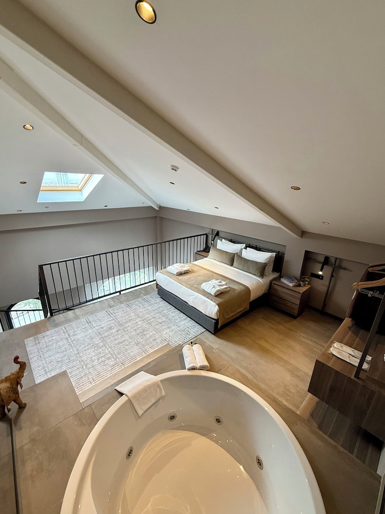 Loft Suite with Jacuzzi City view photo 2