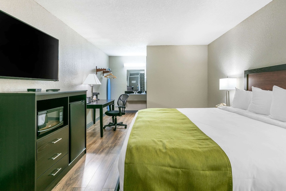 Standard Room, 1 King Bed, Non Smoking - Photo 5