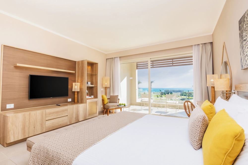 Superior Room, Sea View (Queen Or Twin Bed) - Photo 3