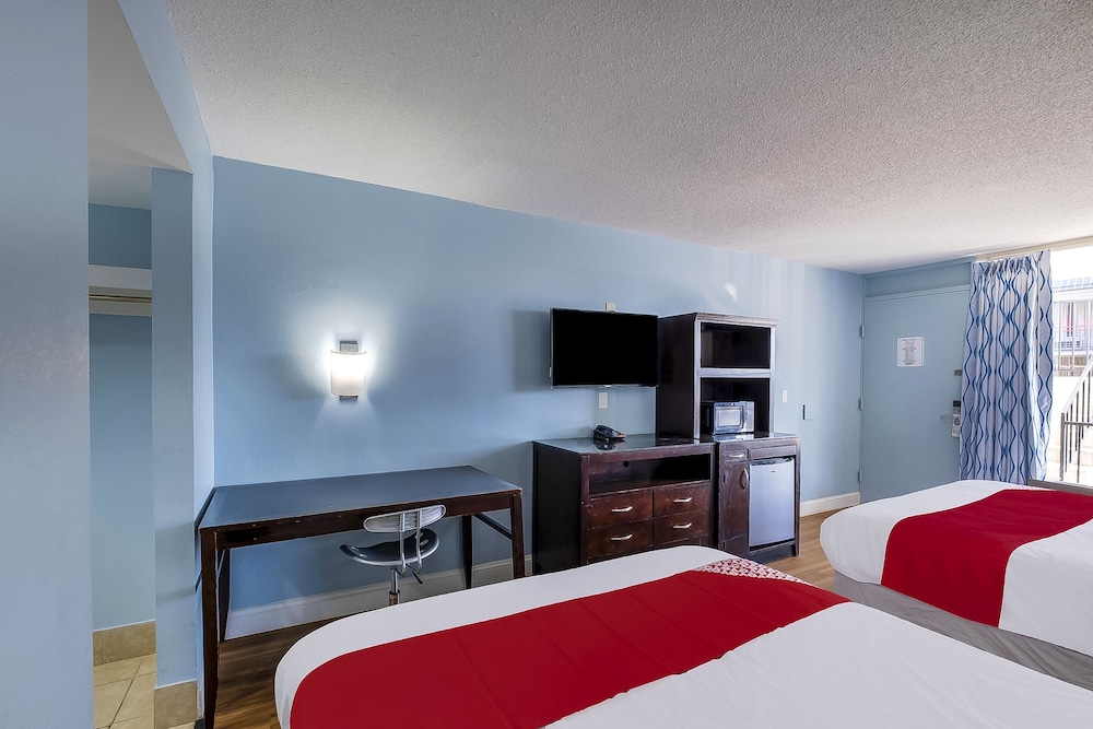 Room, 2 Queen Beds - Photo 2