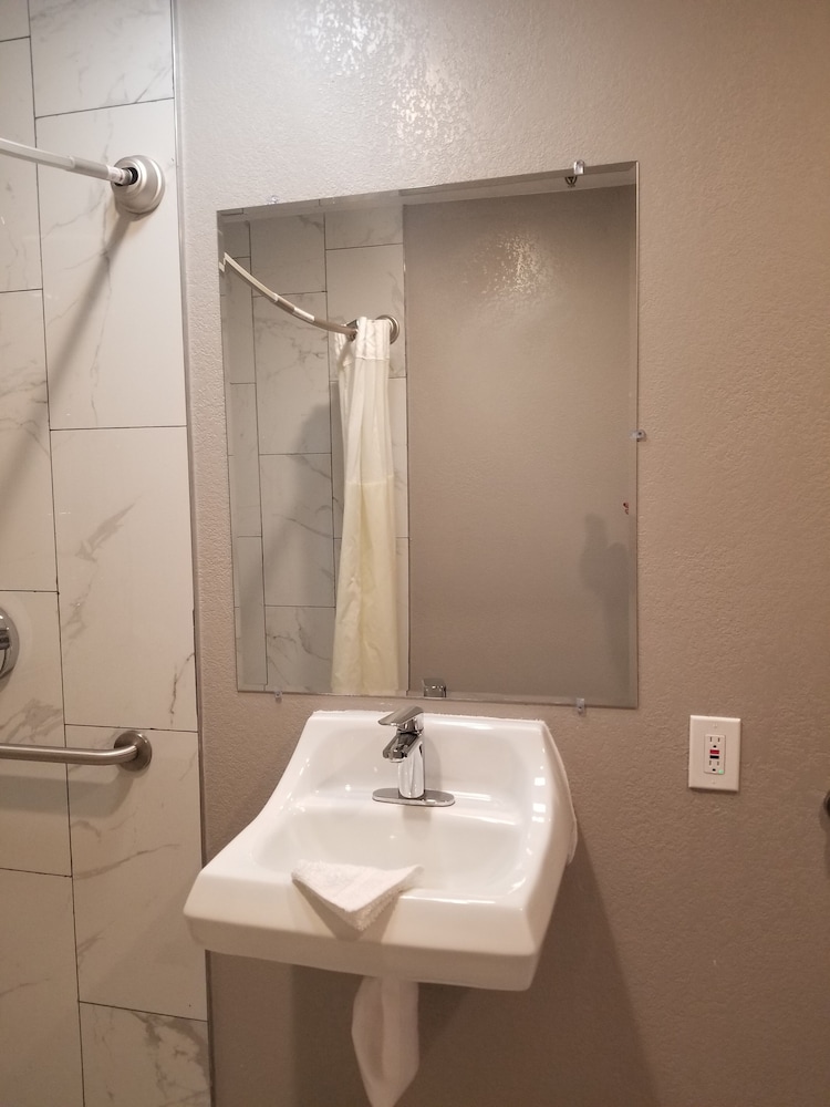 Standard Room, 1 Queen Bed, Accessible, Non Smoking - Photo 8