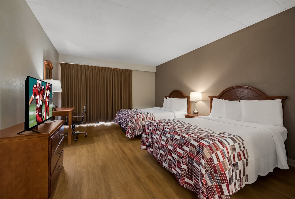 Deluxe Room, 2 Queen Beds, Smoking photo 2