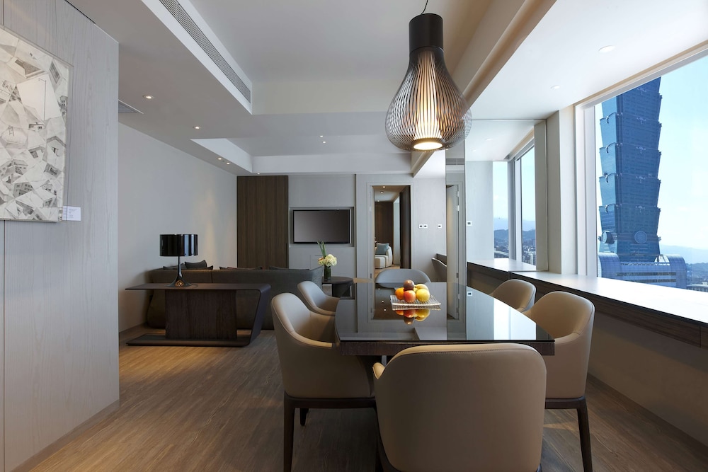 Suite, 1 King Bed (Prestige)