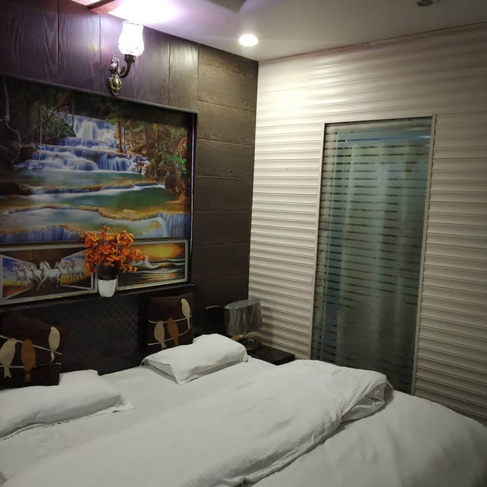 Deluxe Room, 1 King Bed photo 1