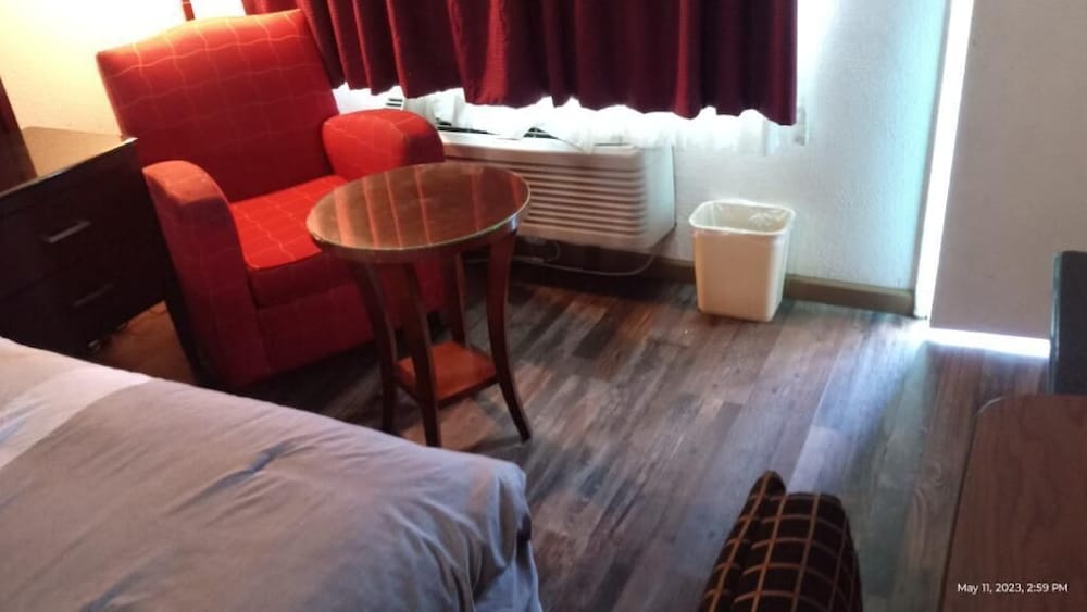 Room, 1 King Bed, Smoking photo 2