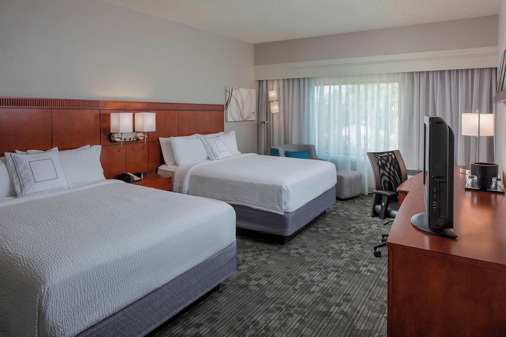 Room, 2 Queen Beds, Courtyard View, Poolside