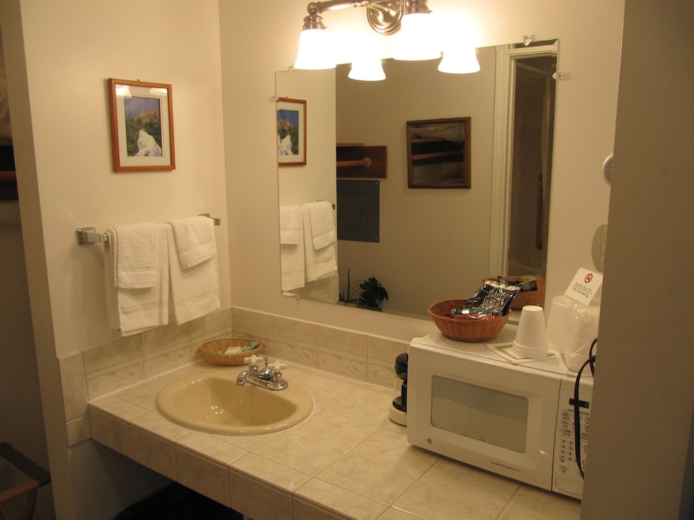 Fireplace Cabin #3,#4,#7, 1 Queen bed, Jetted Tub photo 3