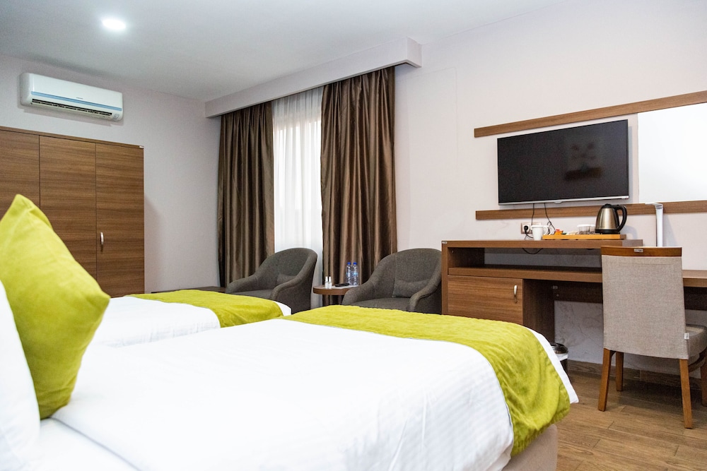 Standard Twin Room, 2 Twin Beds photo 3