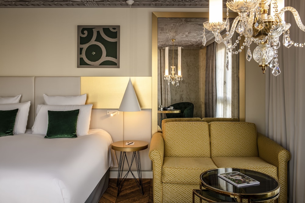 Deluxe Suite, 1 King Bed, Balcony