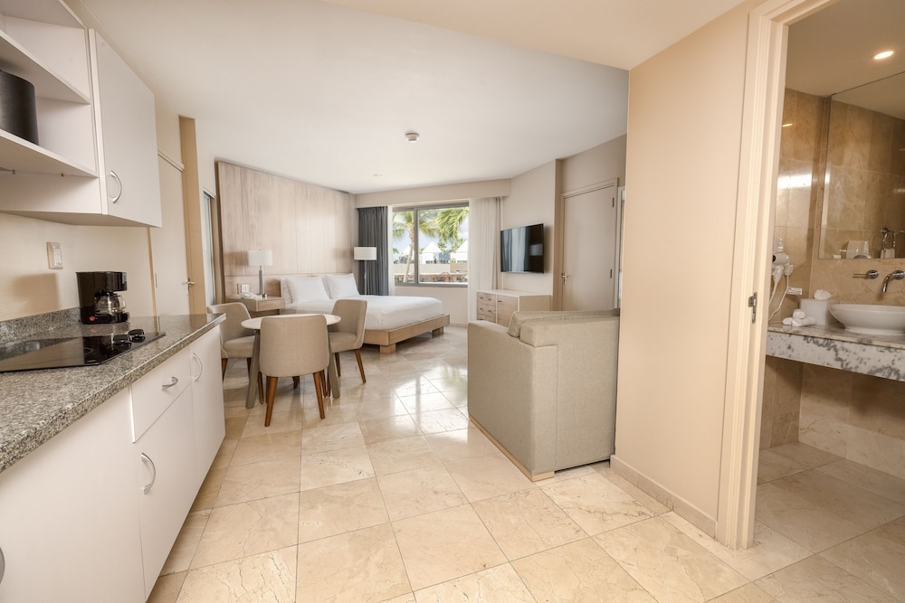 Room, 1 King Bed, Kitchenette, Pool View (Sofa Bed) - Photo 10
