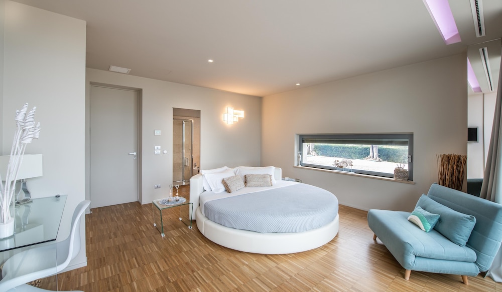 Elite Double Room, 1 King Bed, Sea Facing - Photo 2