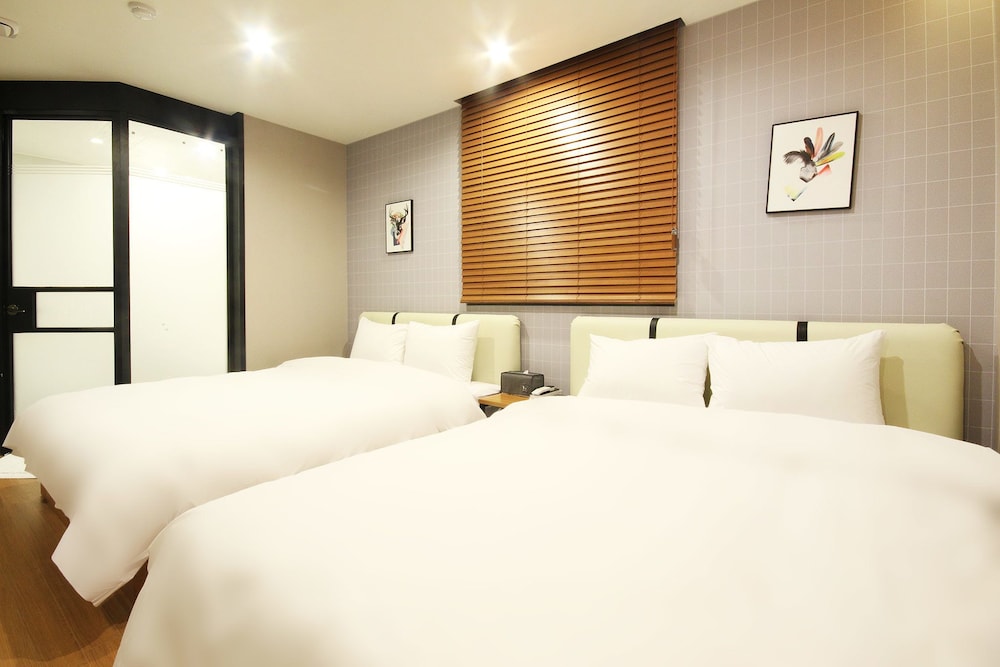 Premium Twin Room, 2 Queen Beds photo 2