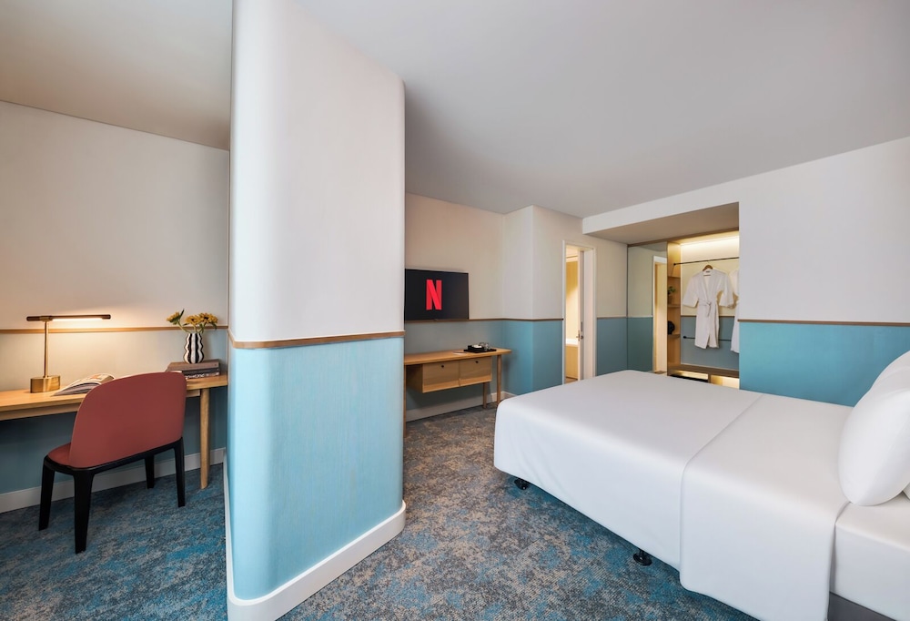 Premier City View King Room photo 3