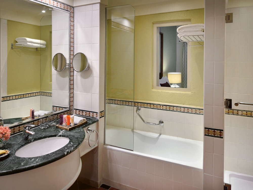 Deluxe Room, 1 King Bed - Photo 4