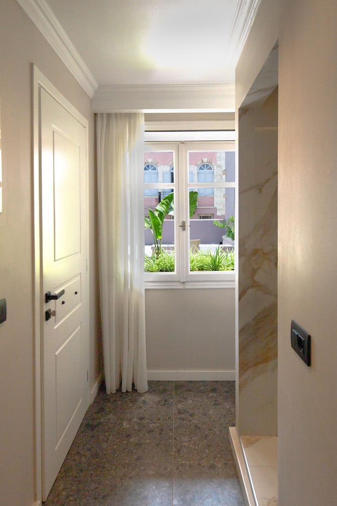 Double or Twin Room (Patio View) thumbnail 5