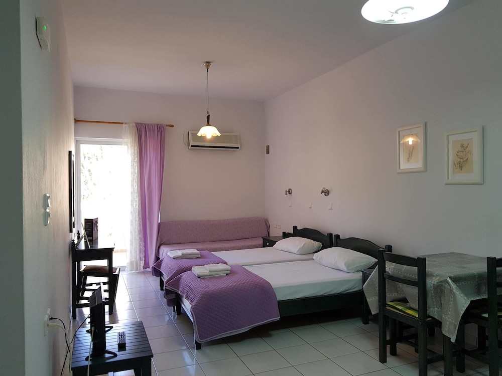 Economy Studio, 3 Twin Beds, Balcony photo 1